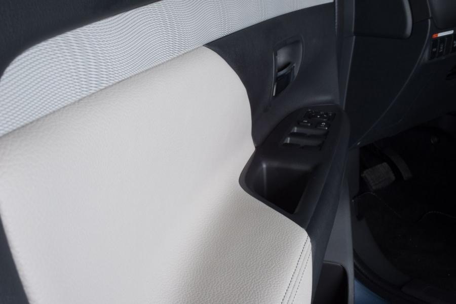  Mitsubishi Outlander PHEV 2012 года  (фото 31 из 48)